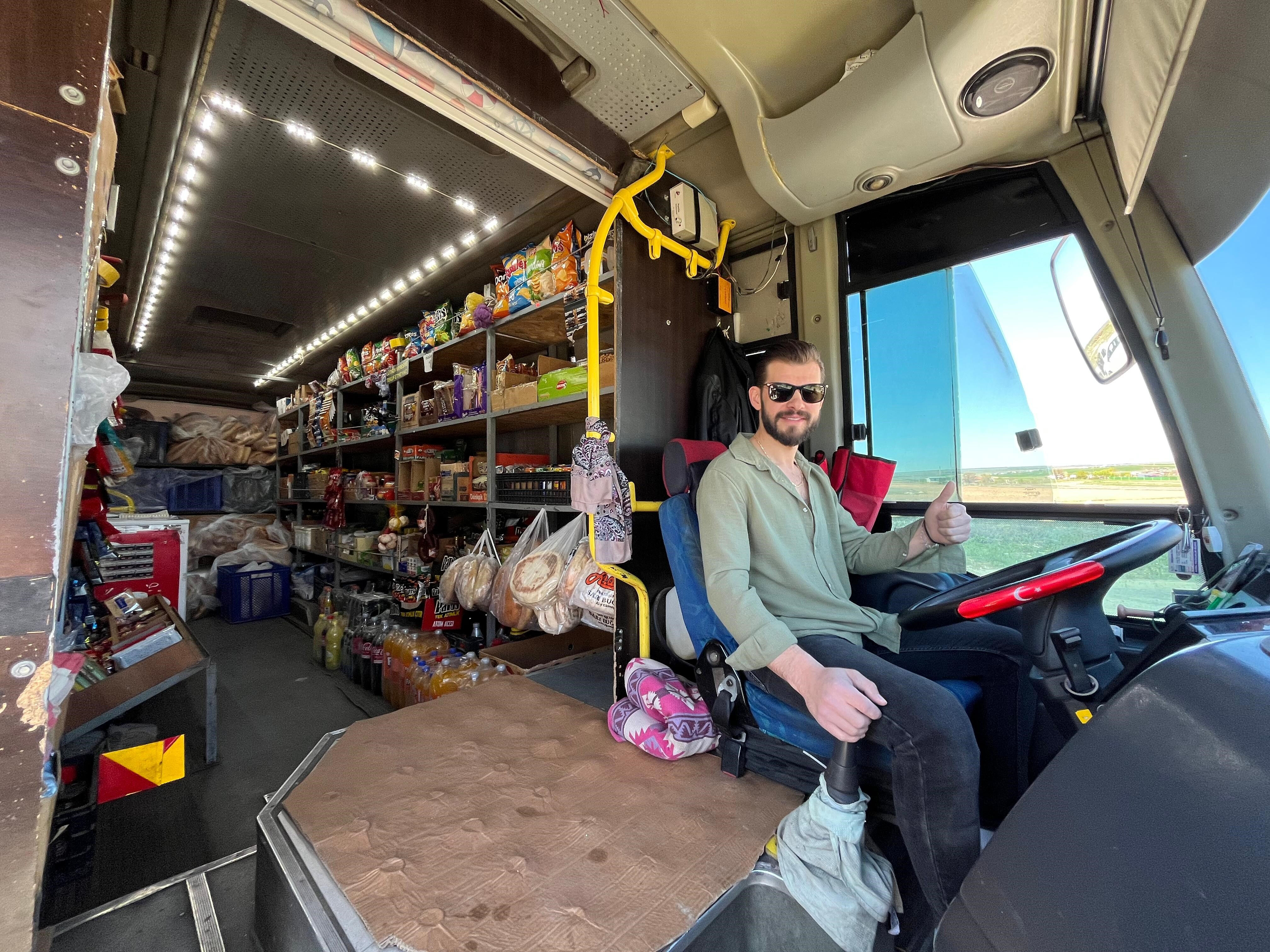 Günde 40 köy geziyor, 120 kilometre yol yapıyor! Otobüsü gören sıraya giriyor: O olmasa aç kalırız - 5. Resim