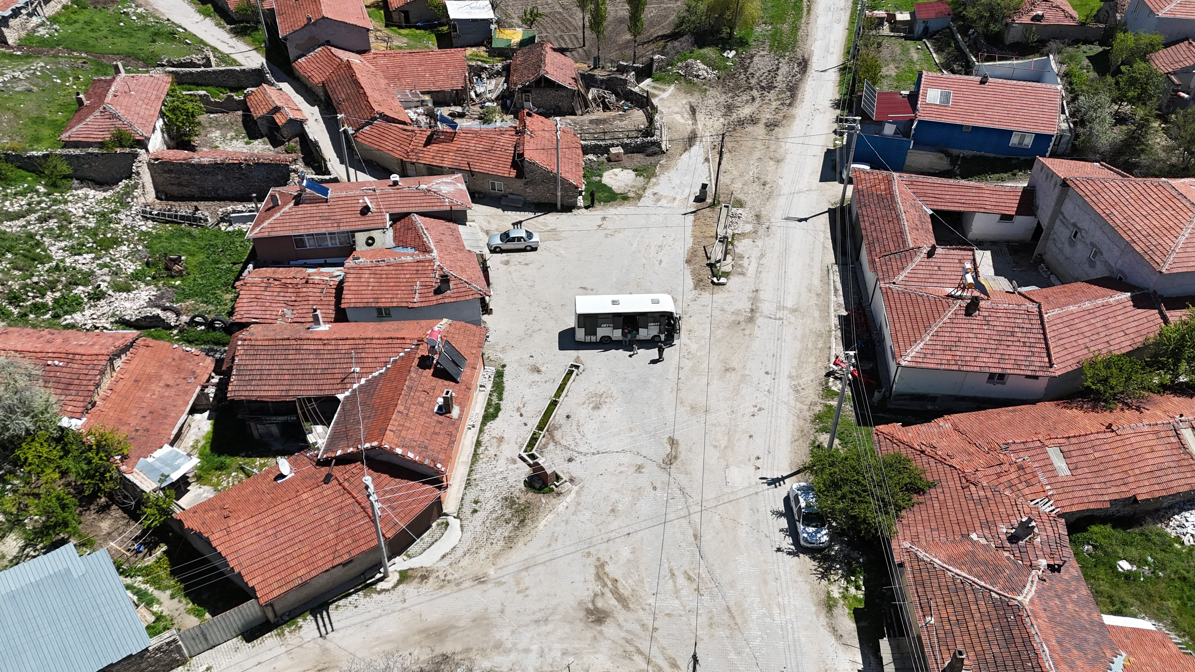 Günde 40 köy geziyor, 120 kilometre yol yapıyor! Otobüsü gören sıraya giriyor: O olmasa aç kalırız - 1. Resim