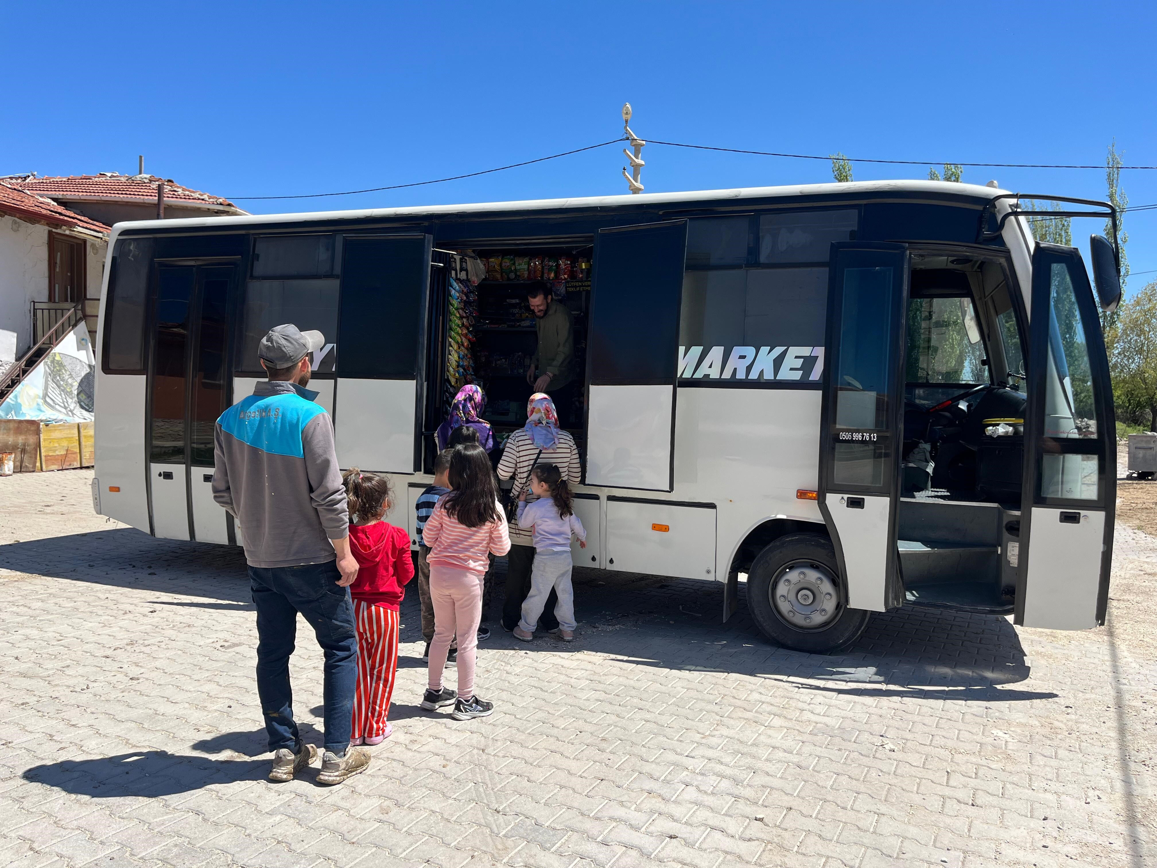 Günde 40 köy geziyor, 120 kilometre yol yapıyor! Otobüsü gören sıraya giriyor: O olmasa aç kalırız - 4. Resim