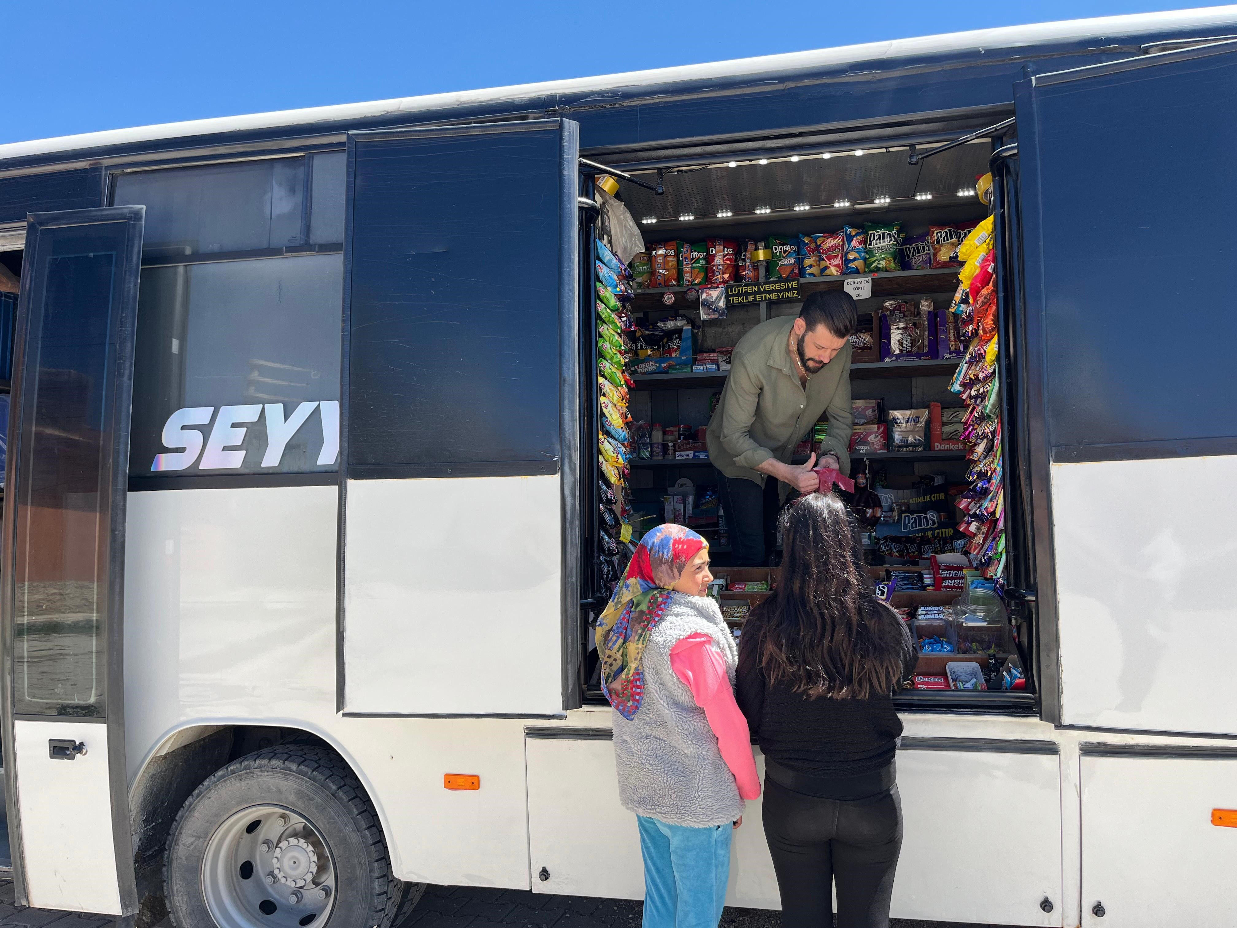 Günde 40 köy geziyor, 120 kilometre yol yapıyor! Otobüsü gören sıraya giriyor: O olmasa aç kalırız - 2. Resim