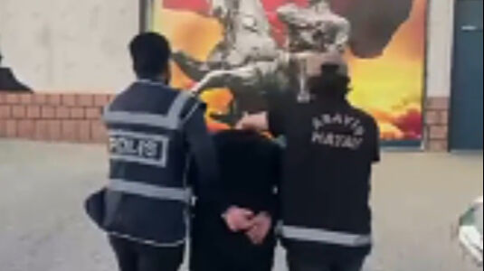 Hatay'da polis alarma geçti: 108 yıl hapis cezası bulunan azılı suçlu yakalandı Hatay'da polis alarma geçti: 108 yıl hapis cezası bulunan azılı suçlu yakalandı - 1. Resim