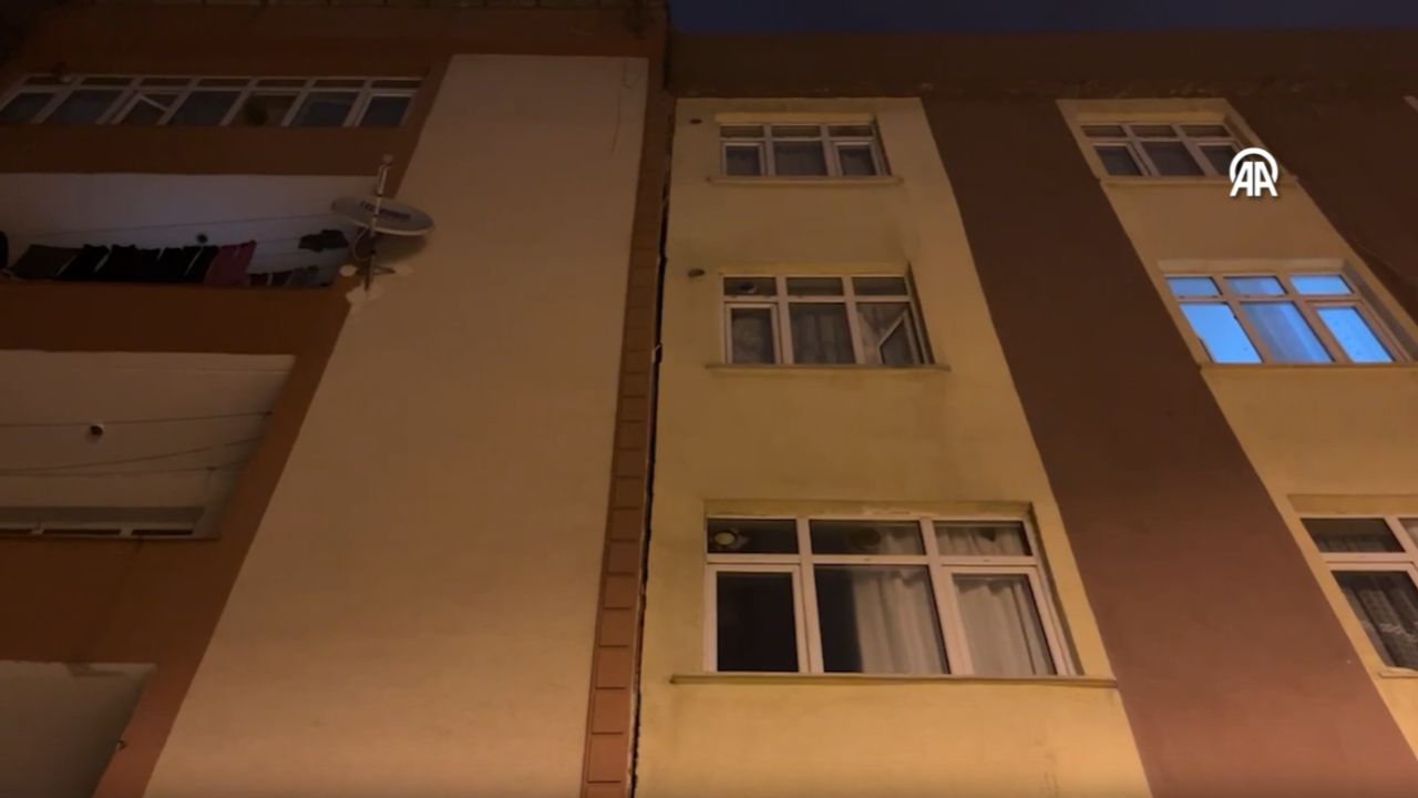 İstanbul'da toprak kayması! Temeli hasar gören 5 katlı bina tahliye edildi - 3. Sayfa