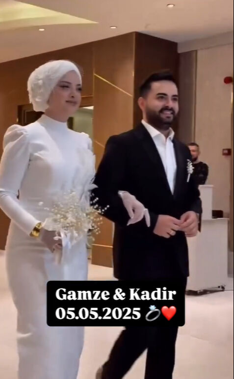 Kadir Ezildi ile Gamze Türkmen geçtiğimiz günlerde evlenmişti! Kolundaki kocaman altın şaşırttı Kadir Ezildi Gamze Türkmen ile nikah masasına oturdu! Gamze Türkmen'in Kolundaki kocaman altın şaşırttı - 2. Resim