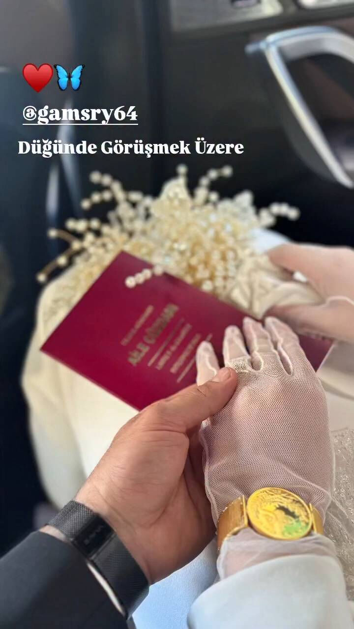 Kadir Ezildi ile Gamze Türkmen geçtiğimiz günlerde evlenmişti! Kolundaki kocaman altın şaşırttı Kadir Ezildi Gamze Türkmen ile nikah masasına oturdu! Gamze Türkmen'in Kolundaki kocaman altın şaşırttı - 3. Resim