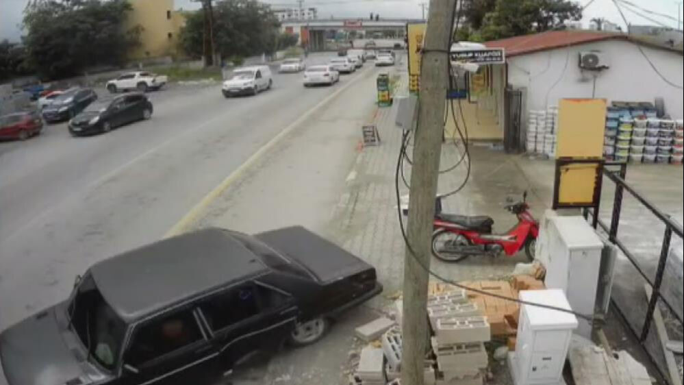 Kamyonun kör noktasına geldi: Oyuncak araba gibi metrelerce sürüklendi - 2. Resim