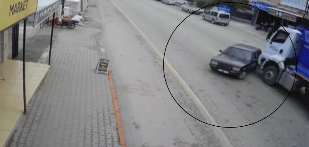 Kamyonun kör noktasına geldi: Oyuncak araba gibi metrelerce sürüklendi - 1. Resim