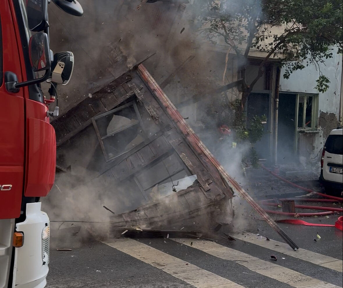 Kocaeli’de ahşap binalar alevlere teslim oldu! İtfaiyeciler faciayı yaşadı - 1. Resim