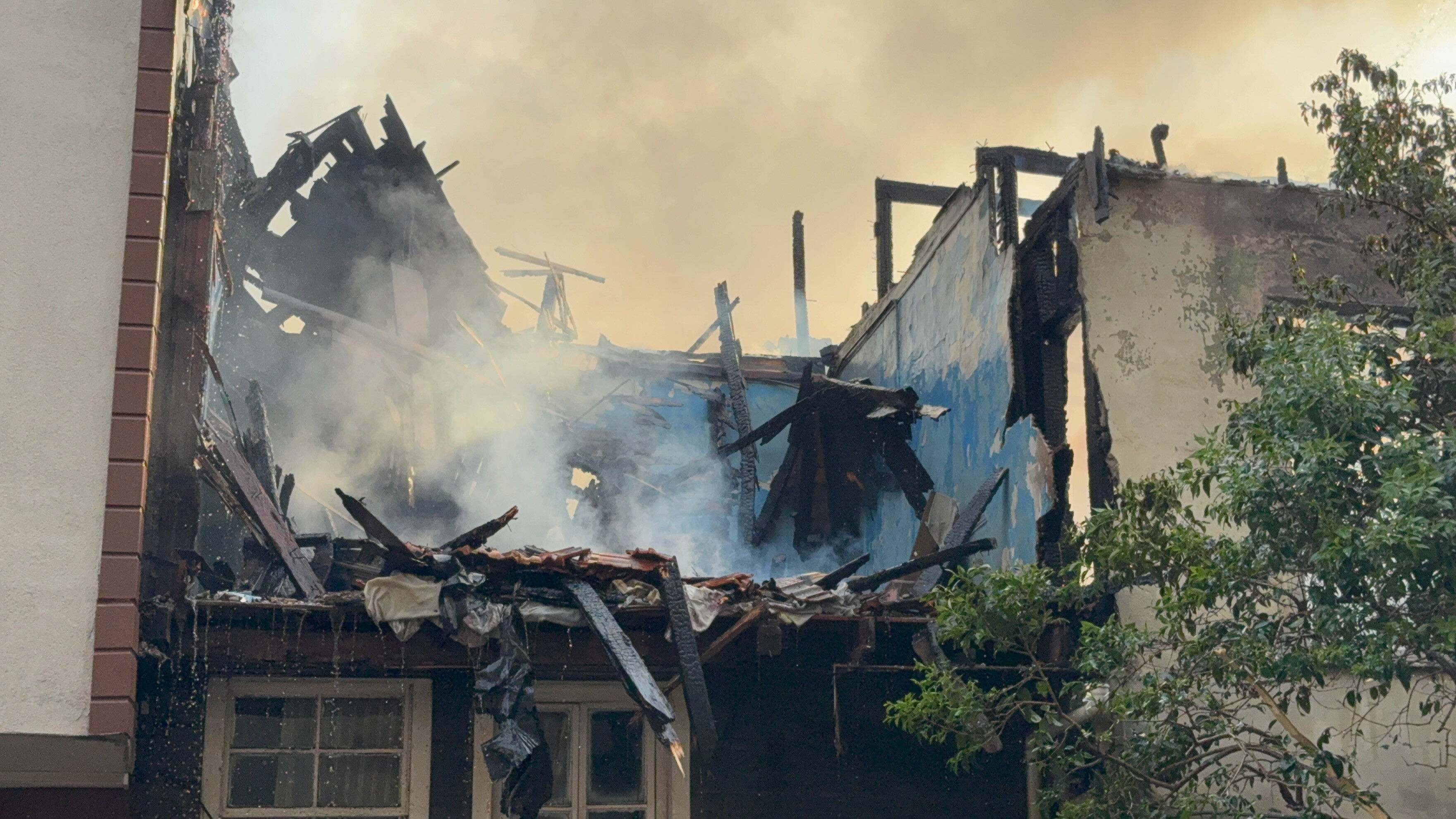 Kocaeli’de ahşap binalar alevlere teslim oldu! İtfaiyeciler faciayı yaşadı - 2. Resim