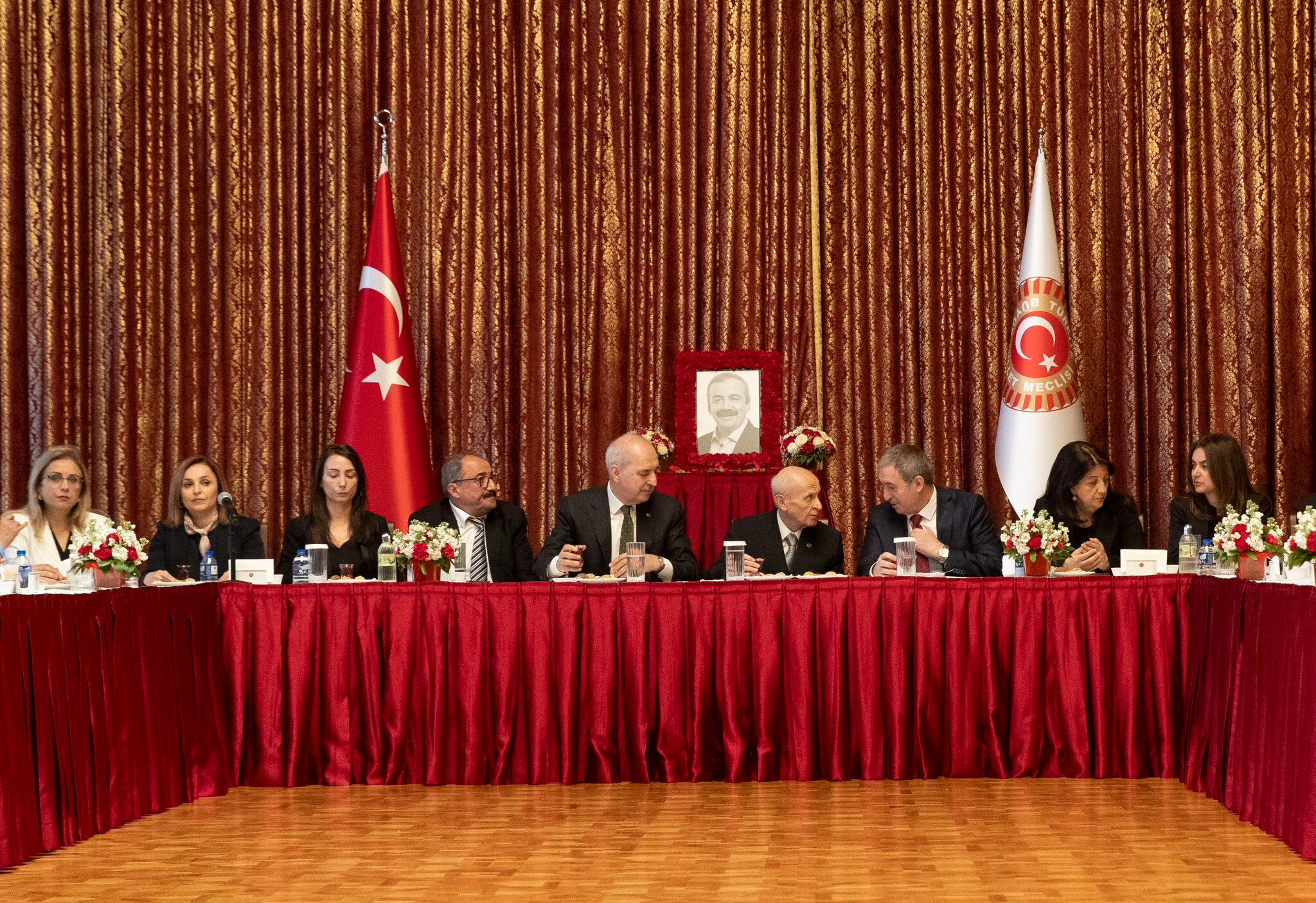 MHP lideri Devlet Bahçeli aylar sonra Meclis'te! Sırrı Süreyya Önder için düzenlenen programa katıldı MHP lideri Devlet Bahçeli aylar sonra Meclis'te! Sırrı Süreyya Önder için düzenlenen programa katıldı - 1. Resim