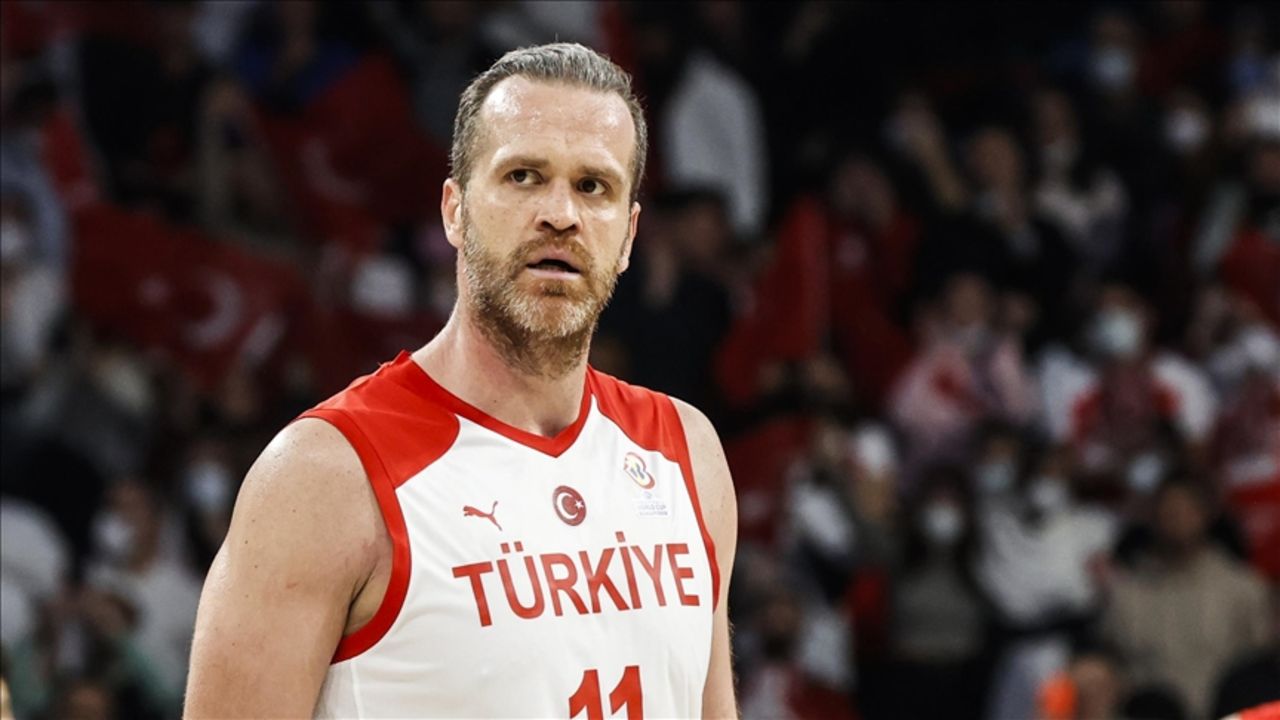 Oğuz Savaş basketbola veda etti! Oğuz Savaş basketbola veda etti!