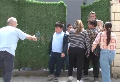 Okul tuvaletinde yangın paniği! Veliler akın etti, okul tahliye edildi Okul tuvaletinde yangın paniği! Veliler akın etti, okul tahliye edildi - 1. Resim