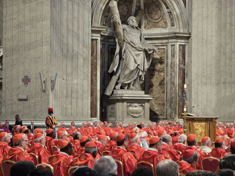 Papalık seçiminde ilk oylama tamamlandı! Sistine Şapeli'nden yükselen dumanın rengi herkesi şaşırttı Kardinaller, yeni Papa belirlenene kadar günde dört kez oylama yapacak.