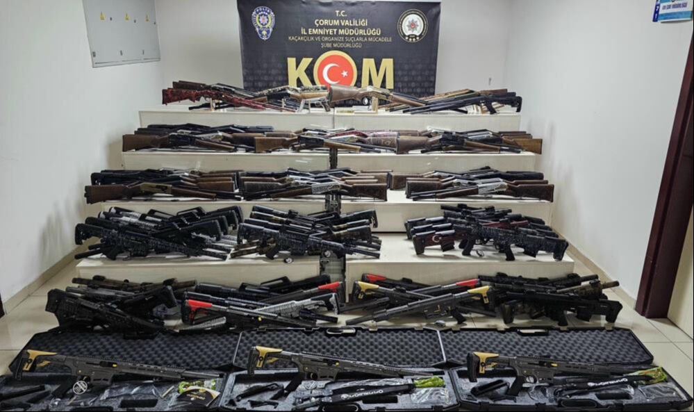 Polis bile şaştı kaldı: Minibüsten adeta cephanelik çıktı! - 2. Resim