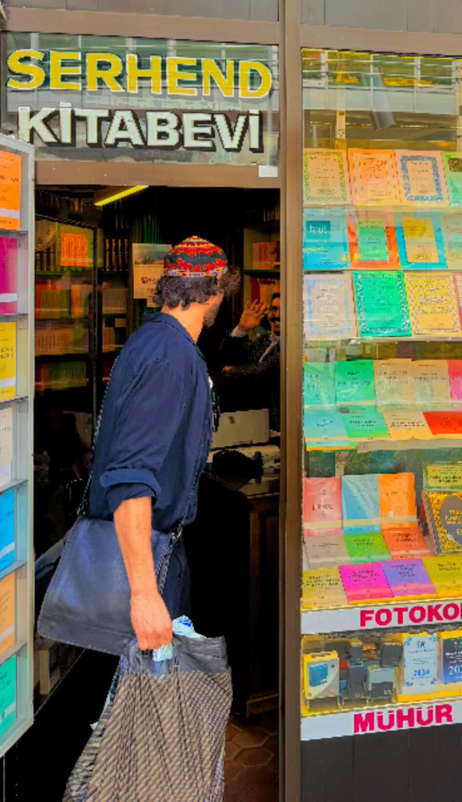 Şeyma Subaşı ve Marlon Teixeira Serhend Kitabevi'nden dini kitap alışverişi yaptı Şeyma Subaşı ve sevgilisi Marlon Teixeira Serhend Kitabevi'nden dini kitap alışverişi yaptı - 3. Resim