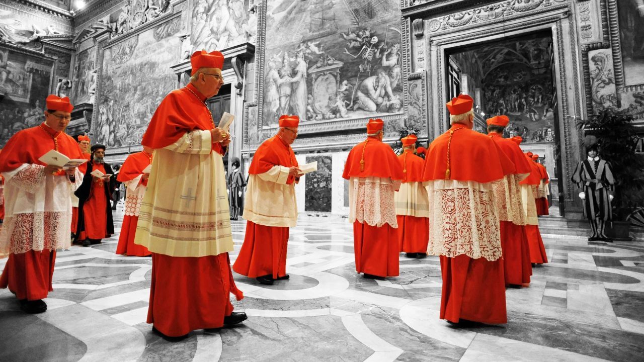 Papalık seçiminde ilk oylama tamamlandı! Sistine Şapeli&#039;nden yükselen dumanın rengi herkesi şaşırttı