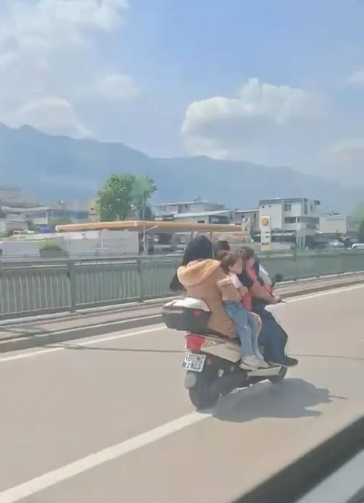 Trafikte y&uuml;rekleri ağza getiren anlar! G&ouml;r&uuml;nt&uuml;ler pes dedirtti - 2. Resim