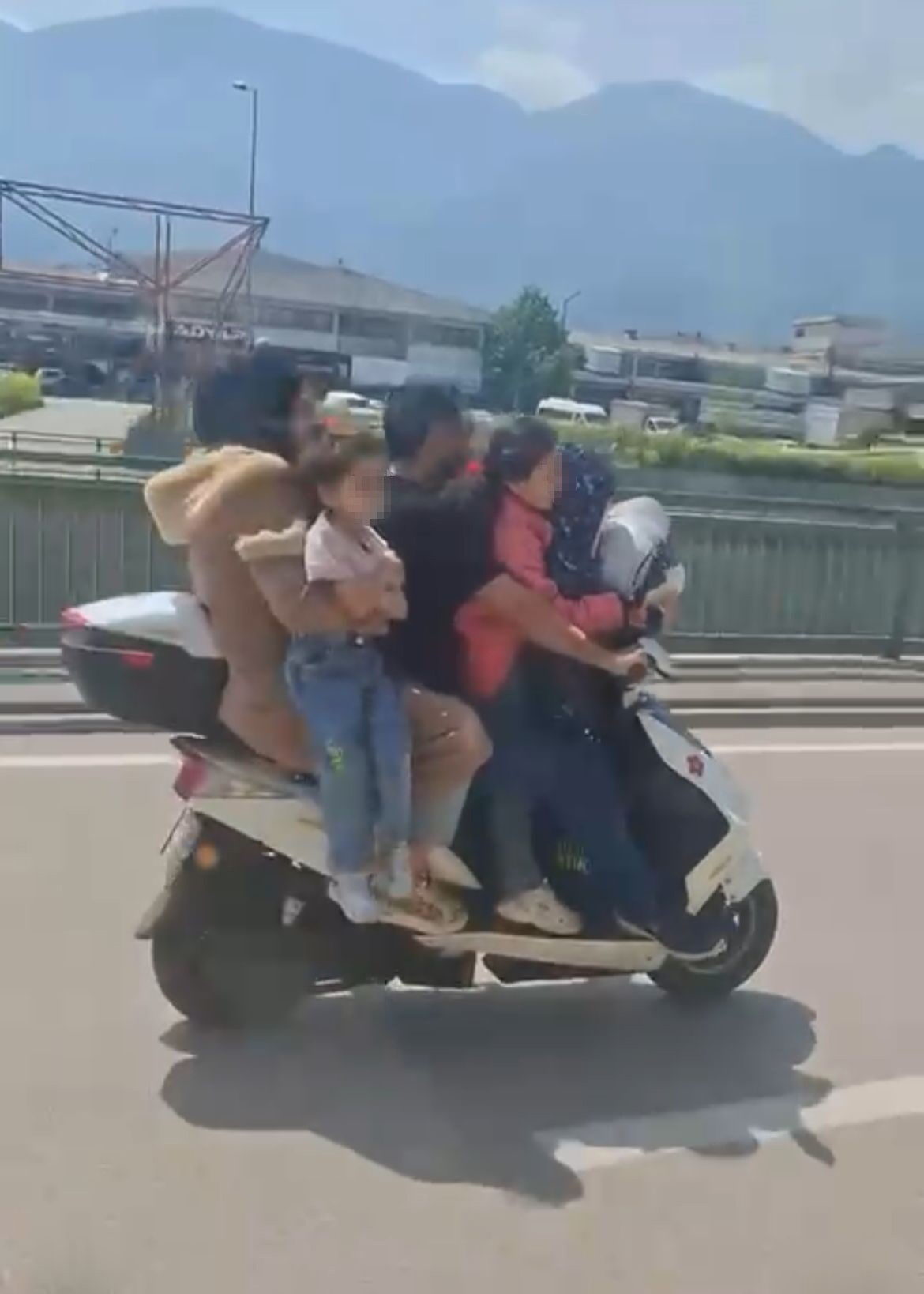 Trafikte y&uuml;rekleri ağza getiren anlar! G&ouml;r&uuml;nt&uuml;ler pes dedirtti - 1. Resim