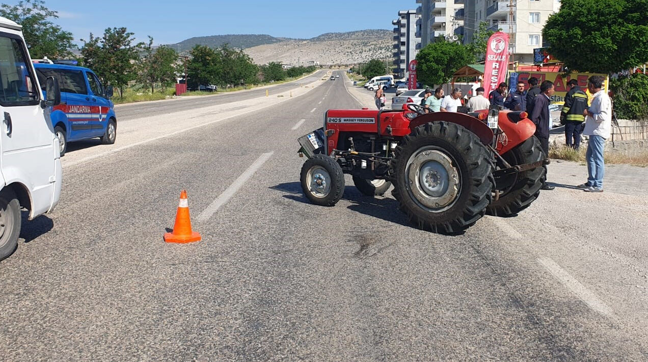 Traktörle çarpışan otomobil kanala uçtu! Yararlılar var - 1. Resim