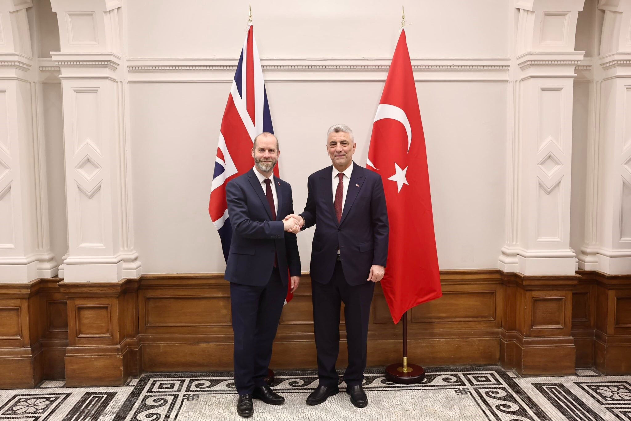 Türkiye ve İngiltere arasında tarihi anlaşma! Ekonomiye milyar dolarlık katkı geliyor İngiltere Ticaret Bakanı Jonathan Reynolds ve Ticaret Bakanı Ömer Bolat