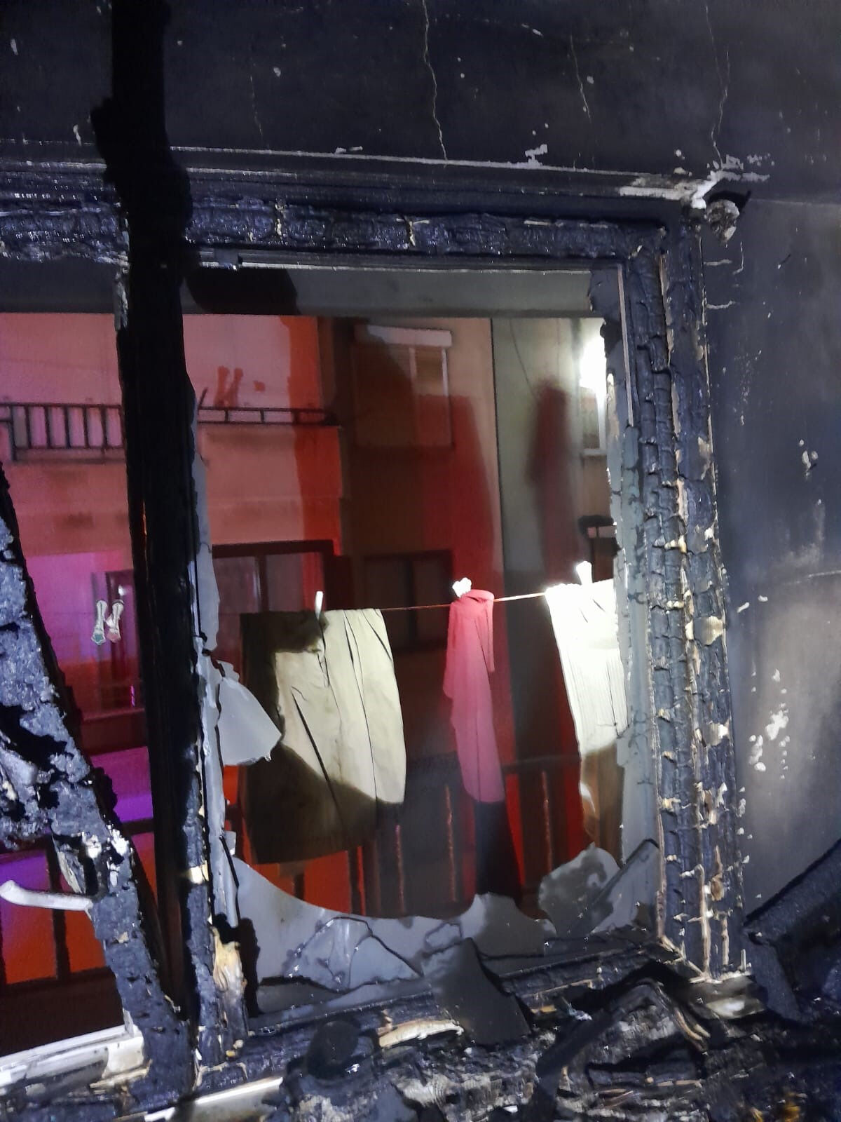 Yangının ardından dram çıktı! Anne-baba ayrı oğul ayrı... Yangının ardından dram çıktı! Anne-baba ayrı oğul ayrı... - 4. Resim