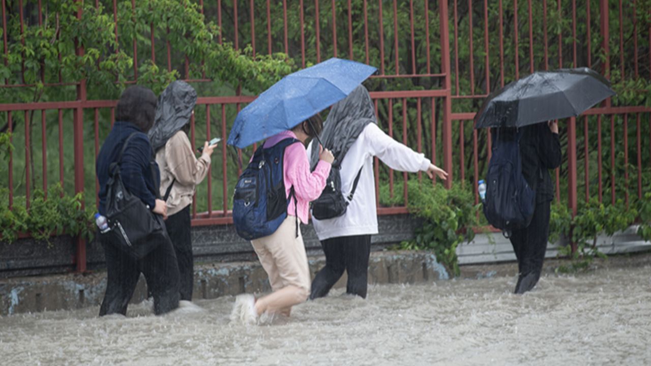 Yarın okullar tatil mi 8 Mayıs? Meteorolojiden sağanak uyarıları peş peşe geldi! Yarın okullar tatil mi 8 Mayıs? Meteorolojiden sağanak uyarıları peş peşe geldi!