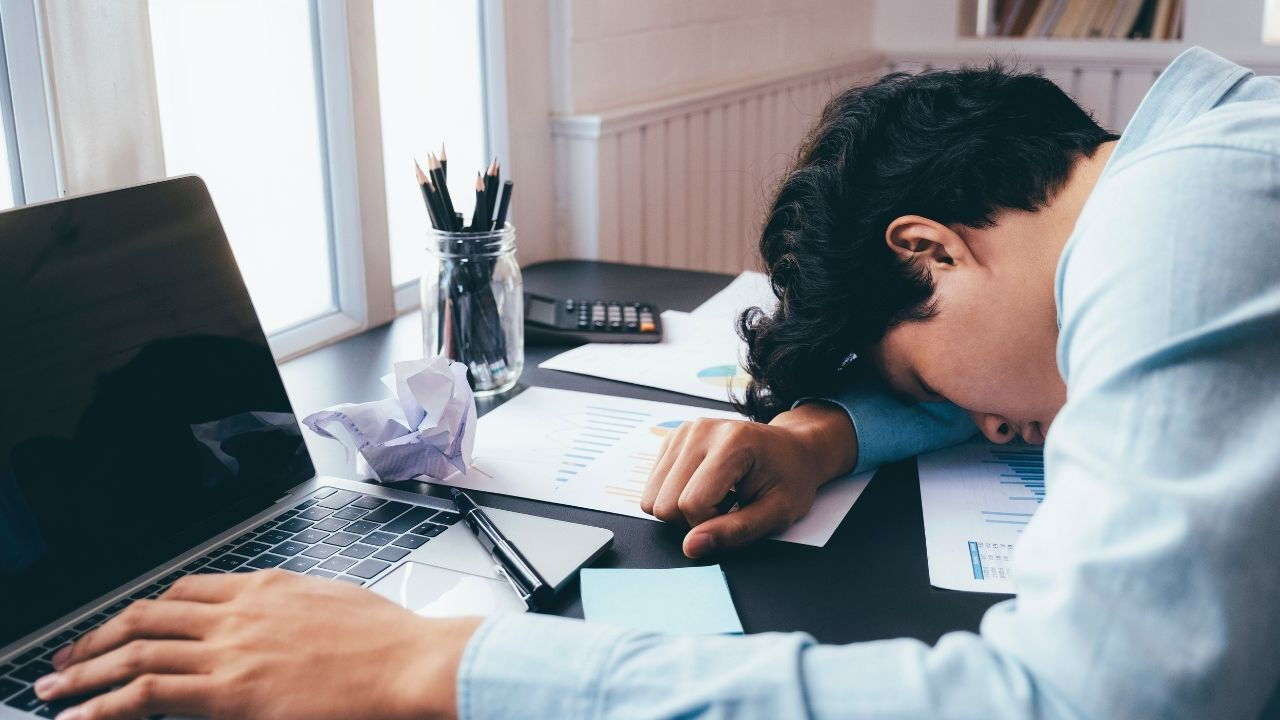 Yoğun iş temposu sürmenaja yol açabilir: Zihinsel ve fiziksel çöküntüye dikkat - 6. Resim