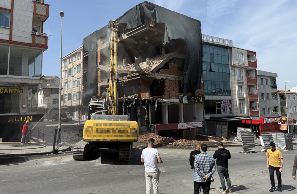 Yürekleri ağza getiren 'insanlı' deprem kabini testi!