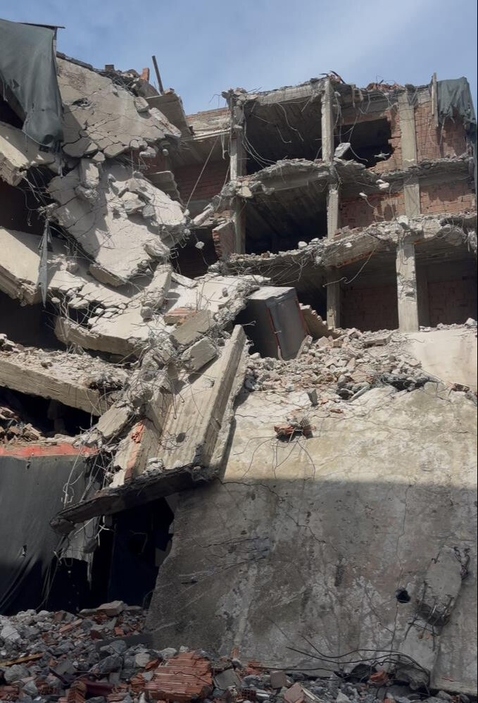 Yürekleri ağza getiren 'insanlı' deprem kabini testi!