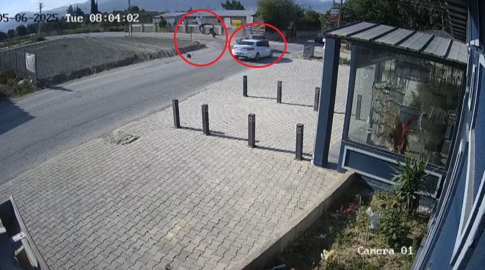 2 kişi metrelerce havaya uçtu! Kaza anı kamerada 2 kişi metrelerce havaya uçtu! Kaza anı kamerada - 1. Resim