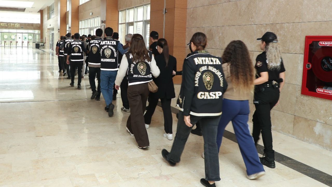 Antalya'da "çarşaf" operasyonu: 42 milyon TL'lik mal varlığına el konuldu Antalya'da "çarşaf" operasyonu: 42 milyon TL'lik mal varlığına el konuldu