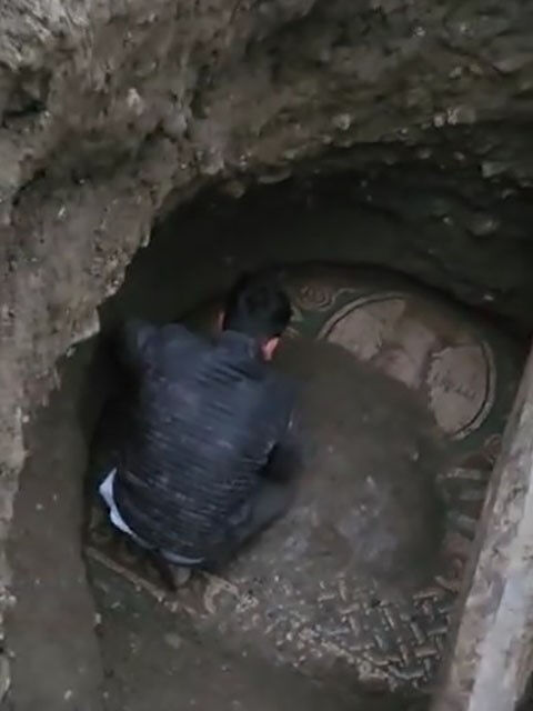 Bağ evinde 2 bin yıllık Roma mozaiği buldu, kendini ifşa etti! Mozaikte yazanlar da ortaya çıktı Bağ evinde 2 bin yıllık Roma mozaiği buldu, kendini ifşa etti! Mozaikte yazanlar da ortaya çıktı - 1. Resim