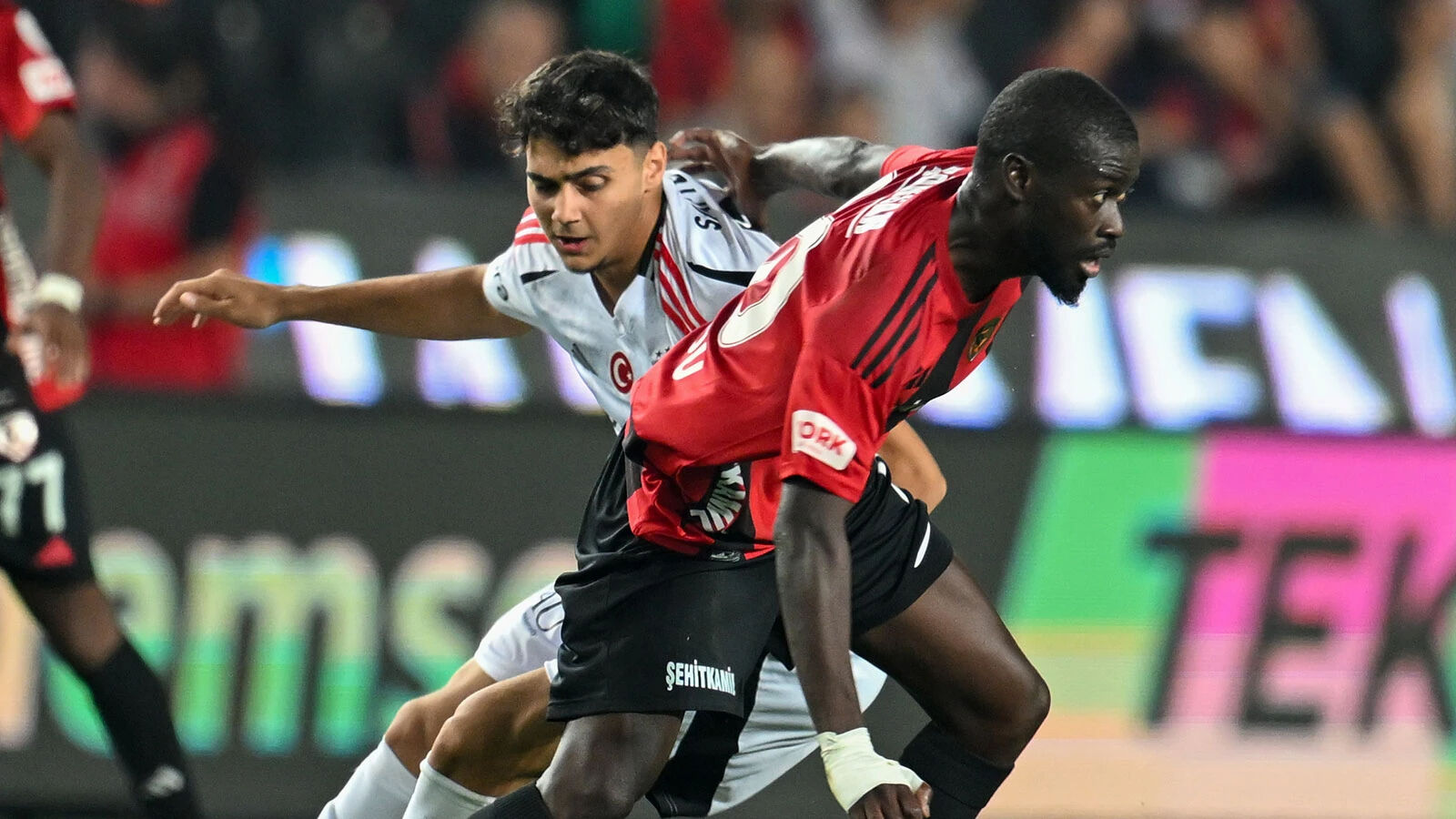 Beşiktaş'ın genç yıldızına Premier Lig ekibi Aston Villa talip oldu: Mustafa Hekimoğlu'na kanca Beşiktaş'ın genç yıldızına Premier Lig ekibi Aston Villa talip oldu: Mustafa'ya kanca - 1. Resim