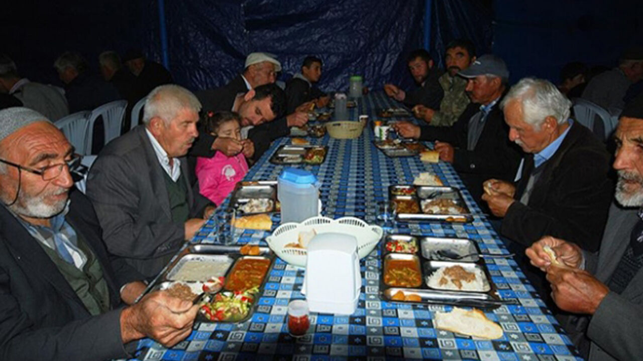 Cenazelerin tartışmalı geleneği son buluyor! Kredi çekip borca giriyorlardı... Valilik 'haram' dedi - 1. Resim