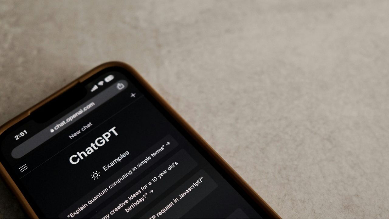 ChatGPT konuşmalarınızın kullanılmasını istemiyorsanız bu ayarı devre dışı bırakın ChatGPT konuşmalarınızın kullanılmasını istemiyorsanız bu ayarı devre dışı bırakın - 1. Resim