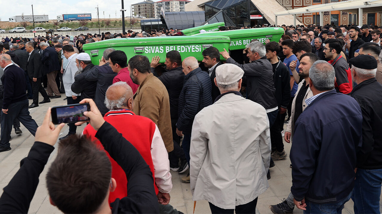 Evde cesetleri bulunan 2 kardeş yan yana defnedildi! Gözyaşları sel oldu, her sözleri yürek yaktı Evde cesetleri bulunan 2 kardeş yan yana defnedildi! Gözyaşları sel oldu, her sözleri yürek yaktı - 1. Resim