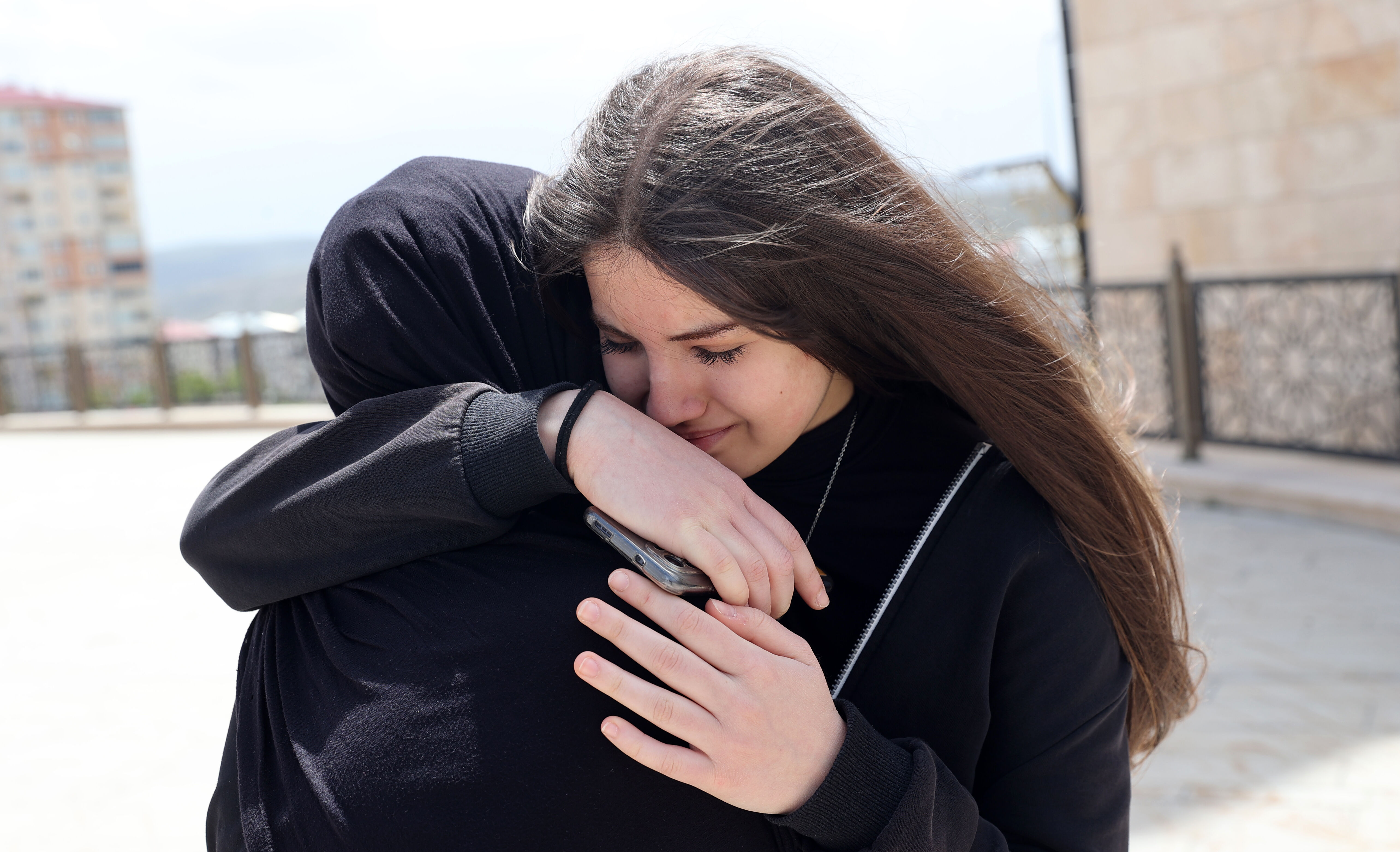 Evde cesetleri bulunan 2 kardeş yan yana defnedildi! Gözyaşları sel oldu, her sözleri yürek yaktı Evde cesetleri bulunan 2 kardeş yan yana defnedildi! Gözyaşları sel oldu, her sözleri yürek yaktı - 4. Resim