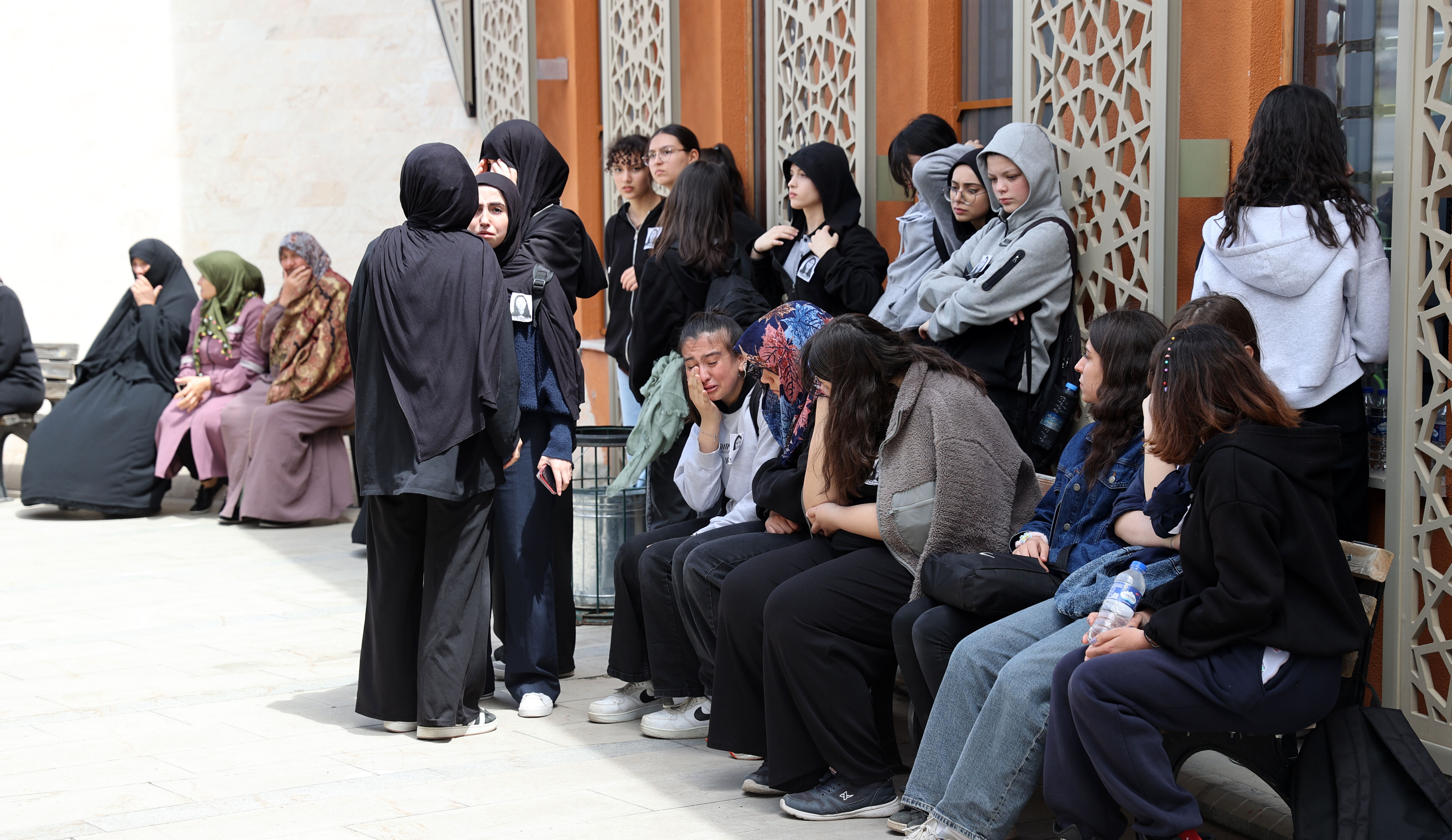 Evde cesetleri bulunan 2 kardeş yan yana defnedildi! Gözyaşları sel oldu, her sözleri yürek yaktı Evde cesetleri bulunan 2 kardeş yan yana defnedildi! Gözyaşları sel oldu, her sözleri yürek yaktı - 3. Resim