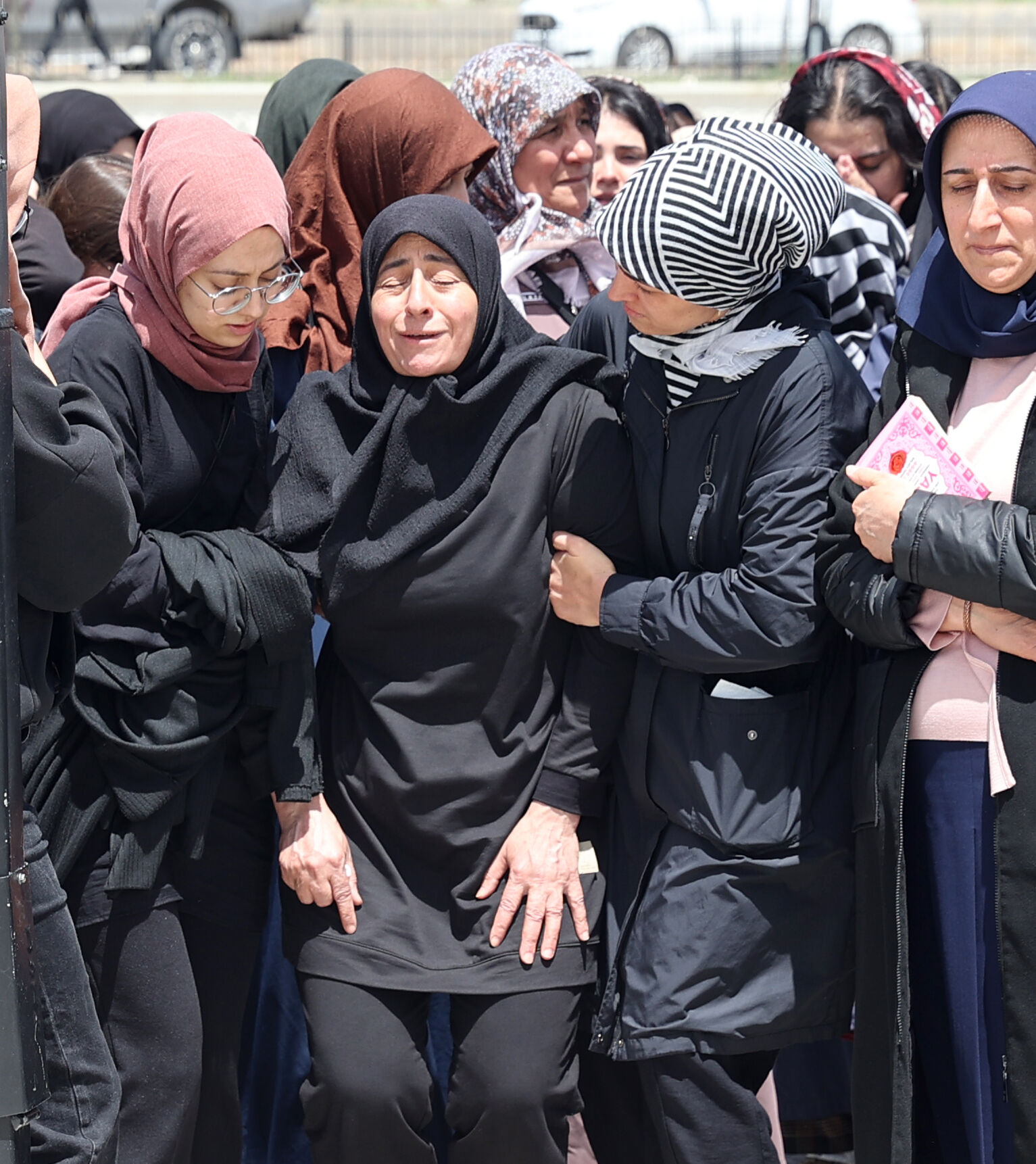 Evde cesetleri bulunan 2 kardeş yan yana defnedildi! Gözyaşları sel oldu, her sözleri yürek yaktı Evde cesetleri bulunan 2 kardeş yan yana defnedildi! Gözyaşları sel oldu, her sözleri yürek yaktı - 2. Resim