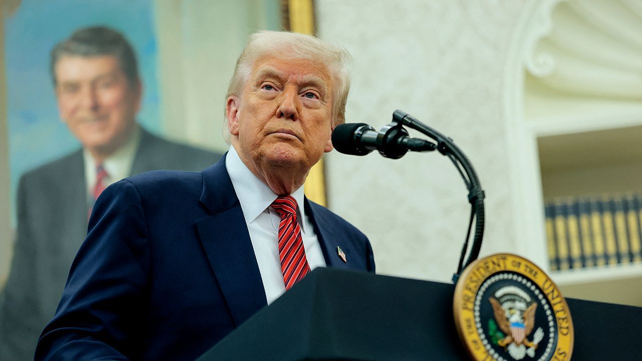 Fed faizi sabit tuttu! Donald Trump'tan Powell'a ağır hakaret: Hiçbir fikri olmayan bir aptal Fed faizi sabit tuttu! Donald Trump'tan Powell'a ağır hakaret: Hiçbir fikri olmayan bir aptal