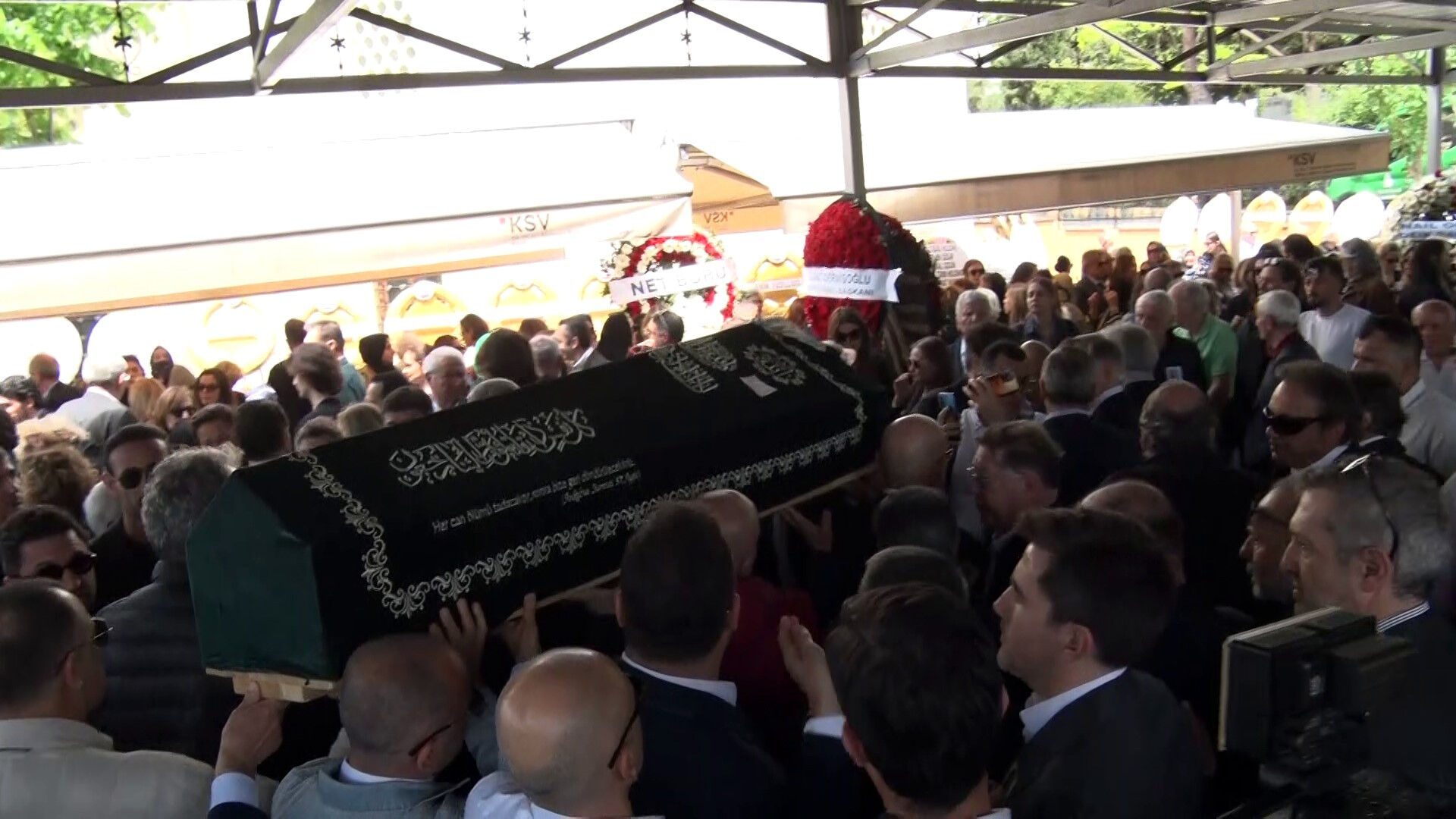 İş kadını Pınar Eczacıbaşı son yolculuğuna uğurlandı! Cenazeye ünlü akını oldu İş kadını Pınar Eczacıbaşı son yolculuğuna uğurlandı! Cenazeye ünlü akını oldu - 1. Resim