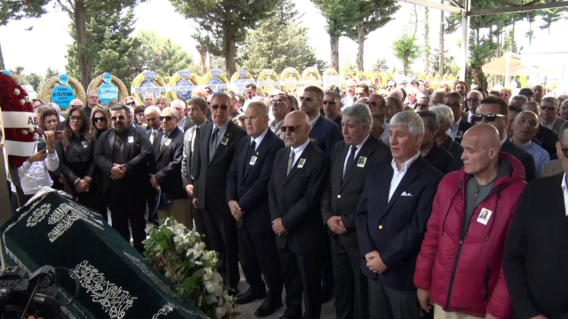 İş kadını Pınar Eczacıbaşı son yolculuğuna uğurlandı! Cenazeye ünlü akını oldu İş kadını Pınar Eczacıbaşı son yolculuğuna uğurlandı! Cenazeye ünlü akını oldu - 2. Resim