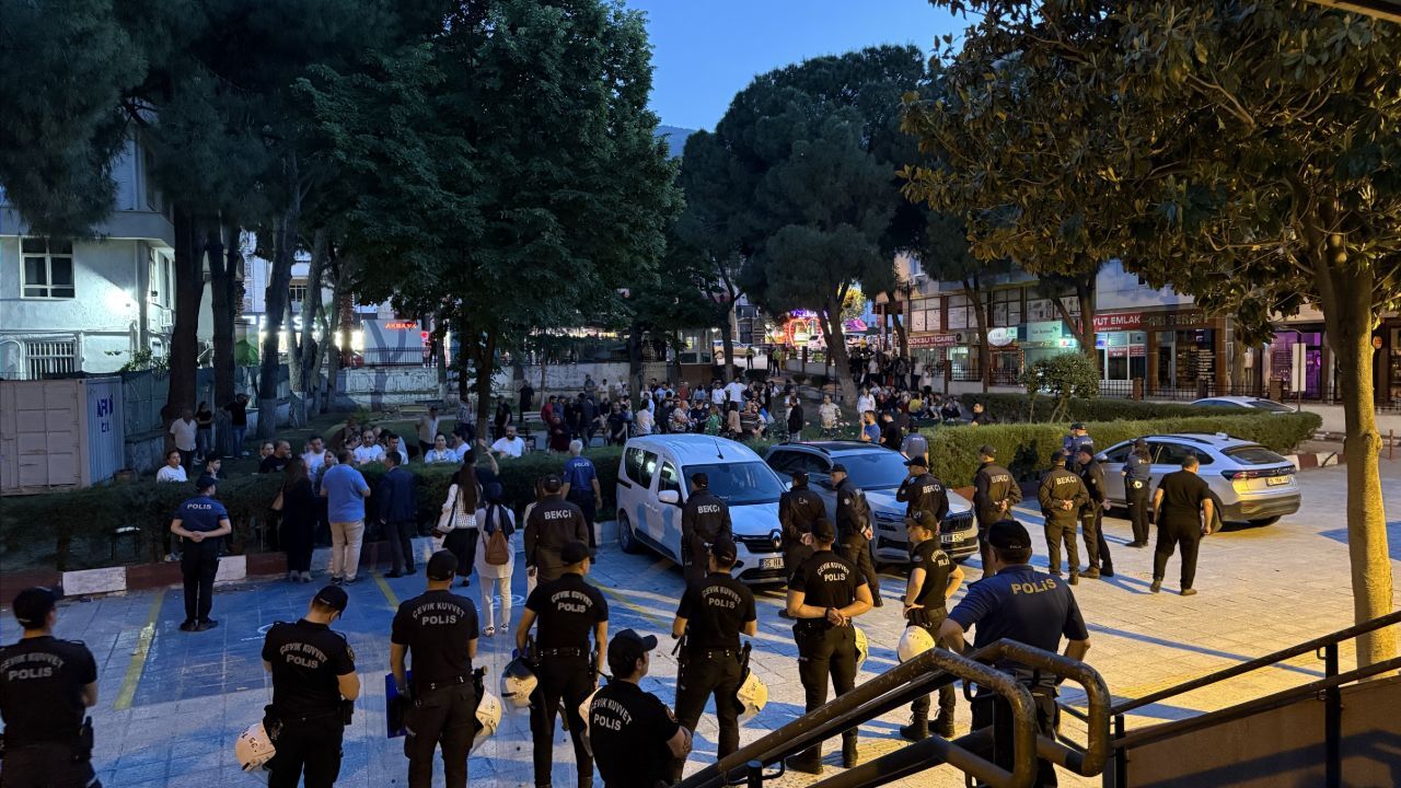 İzmir'de Cumhurbaşkanı Erdoğan'a hakaret! CHP'li isim ve 3 kişi tutuklandı İzmir'de Cumhurbaşkanı Erdoğan'a hakaret! CHP'li isim ve 3 kişi tutuklandı