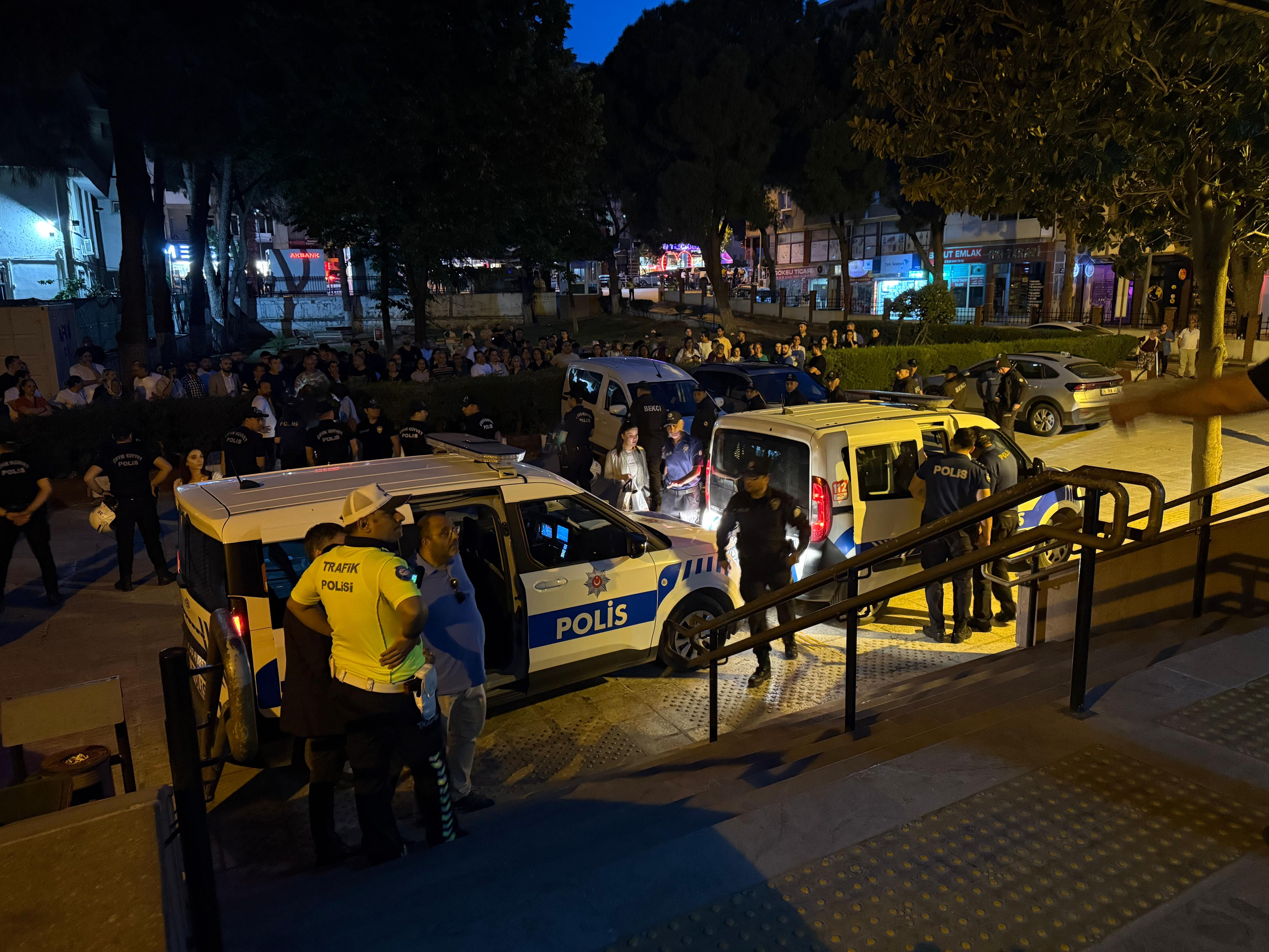 İzmir'de Cumhurbaşkanı Erdoğan'a hakaret! CHP'li isim ve 3 kişi tutuklandı İzmir'de Cumhurbaşkanı Erdoğan'a hakaret! CHP'li isim ve 3 kişi tutuklandı - 1. Resim