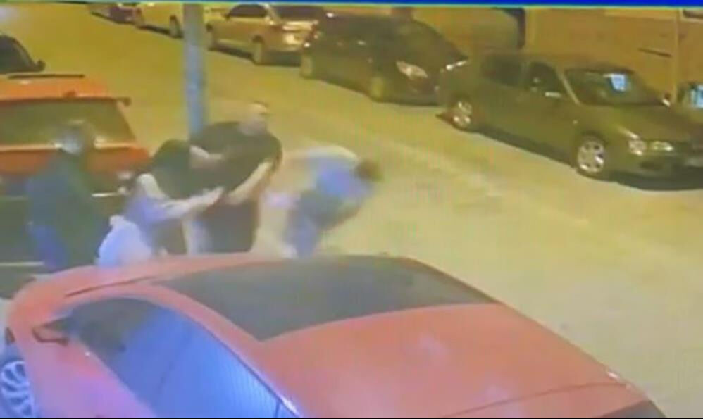 Kendisine sataşan alkollü komşusunu tek yumrukla yere serdi! O anlar kamerada - 1. Resim