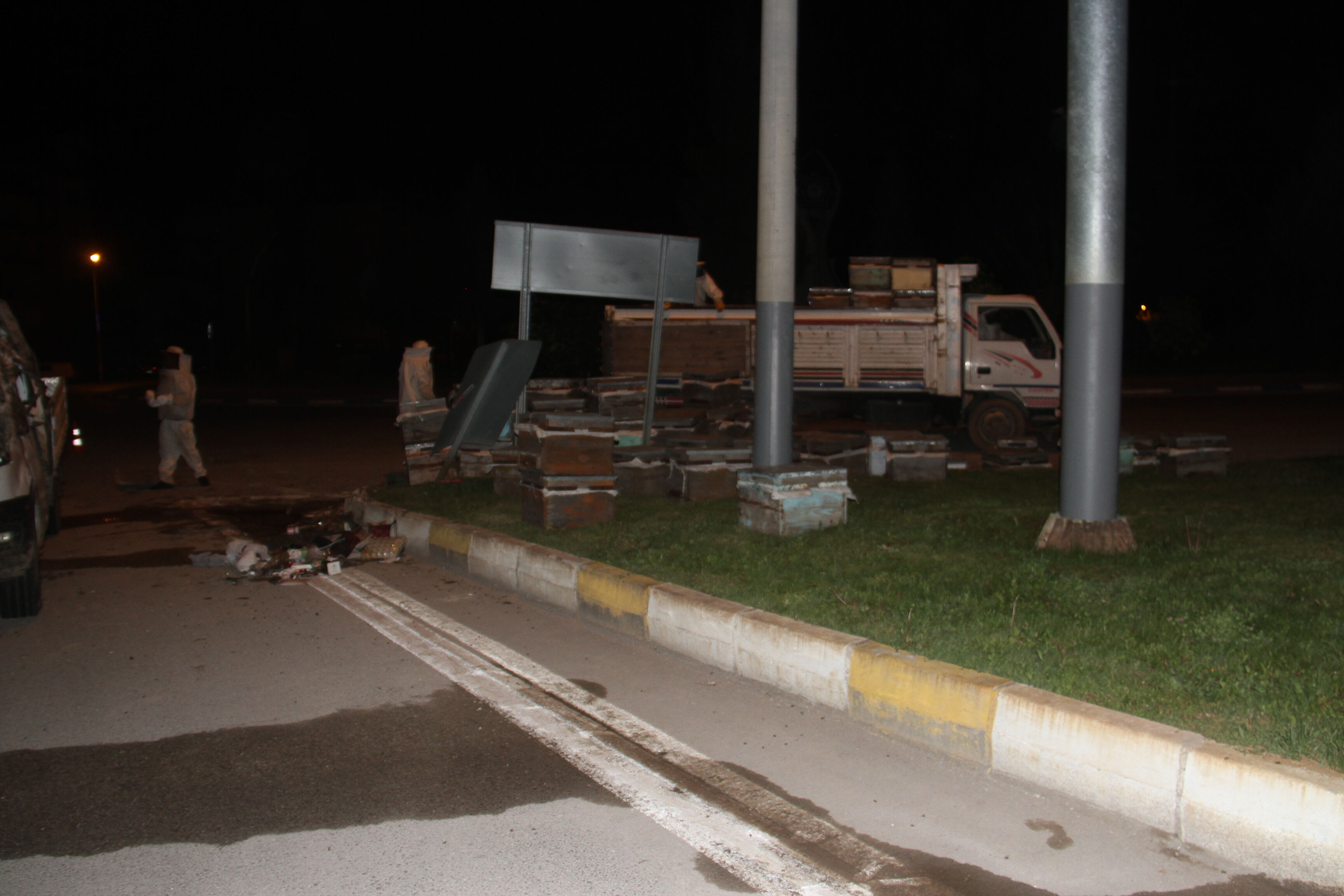 Konya'da kovan yüklü kamyonet devrildi! Arılar 1 polisi hastanelik etti Konya'da kovan yüklü kamyonet devrildi! Arılar 1 polisi hastanelik etti - 2. Resim