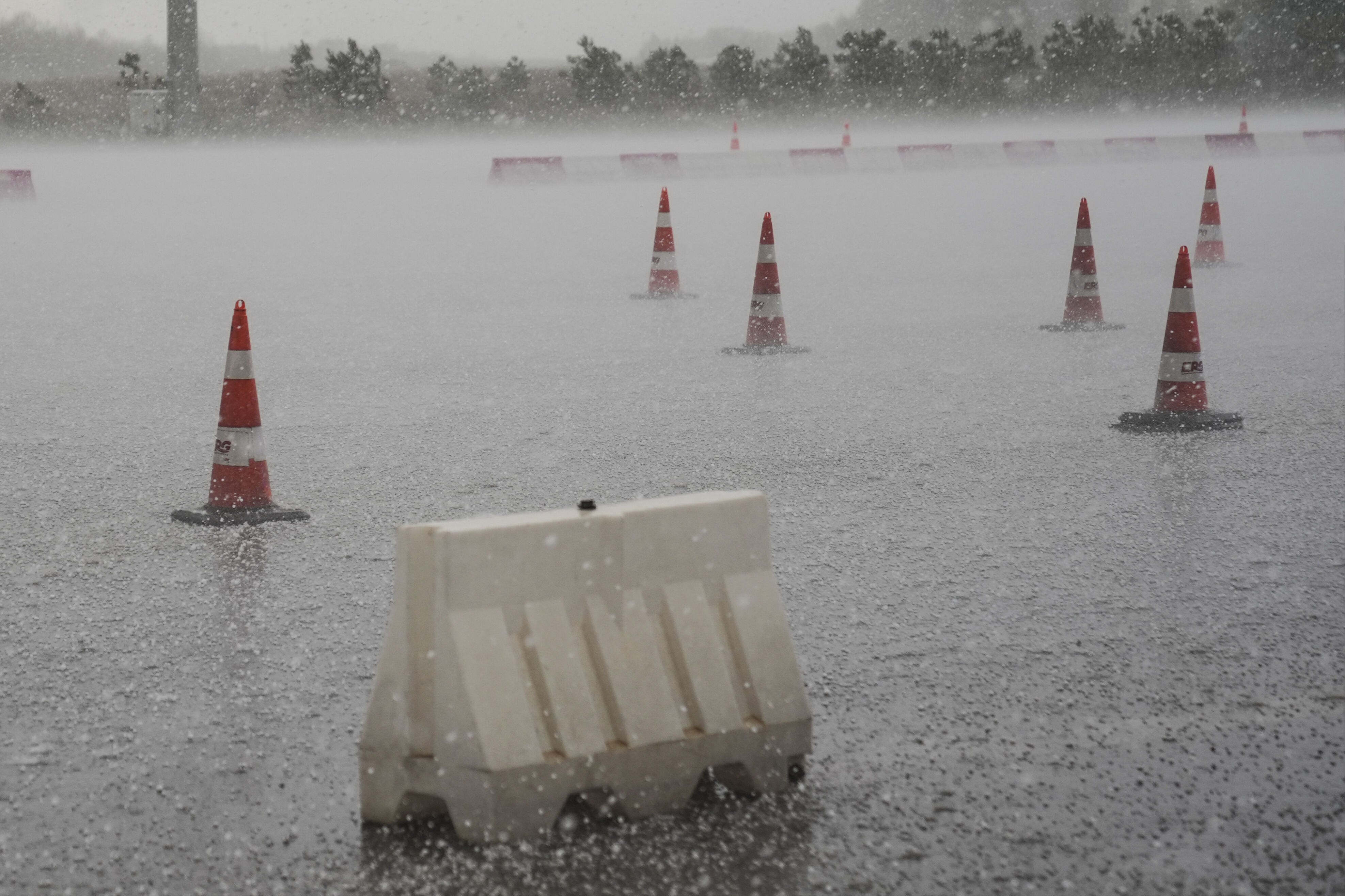 Mayıs ayında şaşırtan görüntü: İşlek otoyol bir anda beyaza büründü - 1. Resim