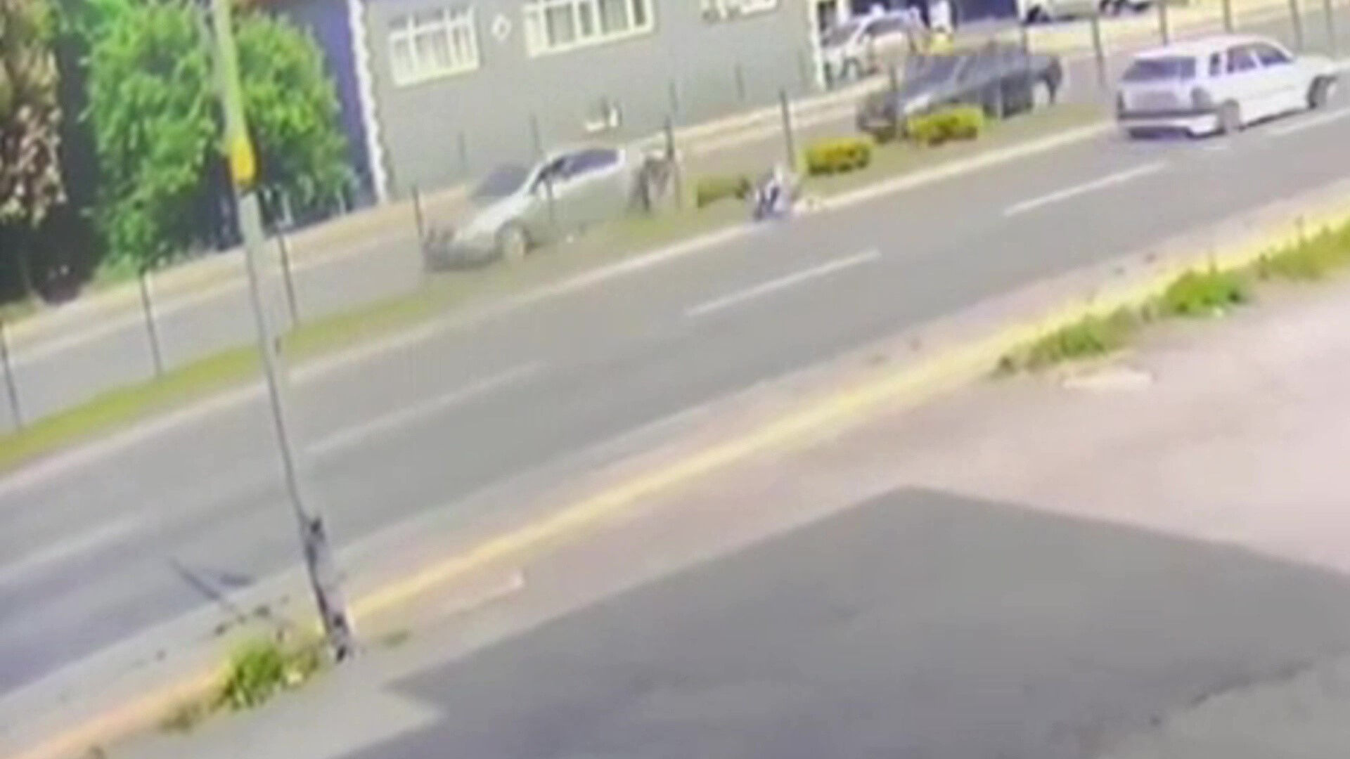 Motosiklet havada takla attı, sürücü metrelerce sürüklendi Motosiklet havada takla attı, sürücü metrelerce sürüklendi - 1. Resim