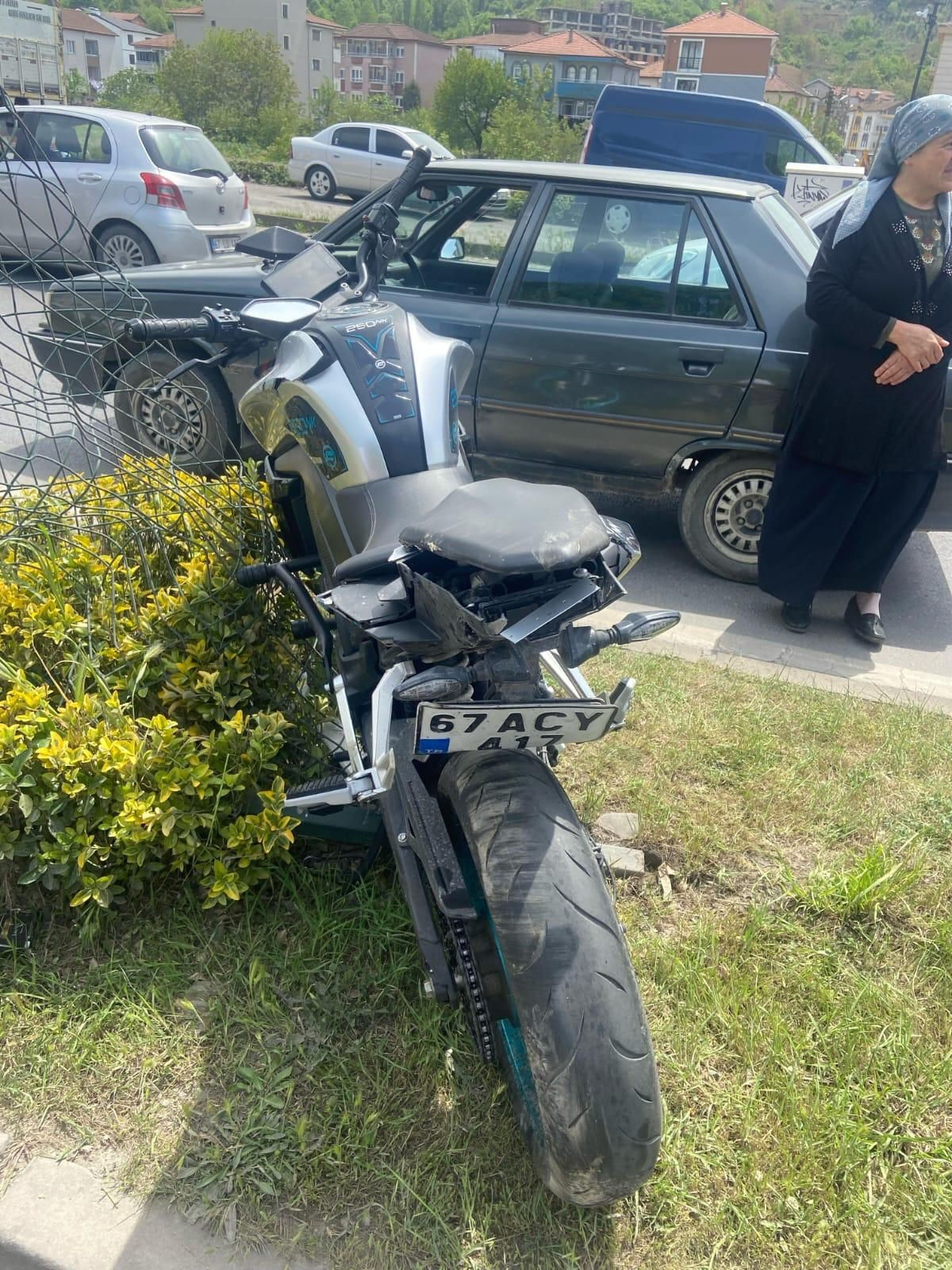 Motosiklet havada takla attı, sürücü metrelerce sürüklendi Motosiklet havada takla attı, sürücü metrelerce sürüklendi - 2. Resim