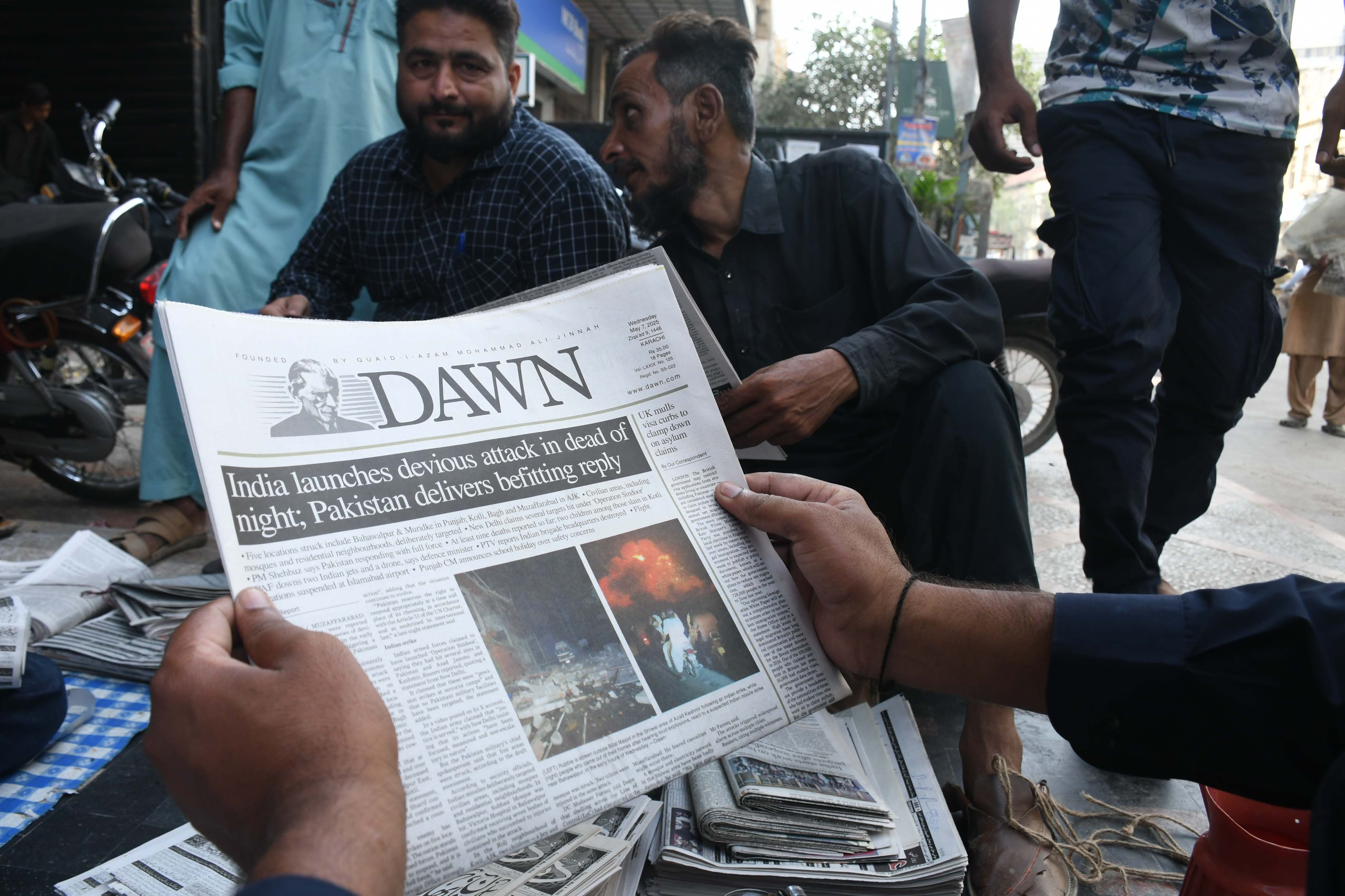 Pakistan'da acil durum ilan edildi: Tüm hastaneler yüksek alarm seviyesine geçti - 1. Resim