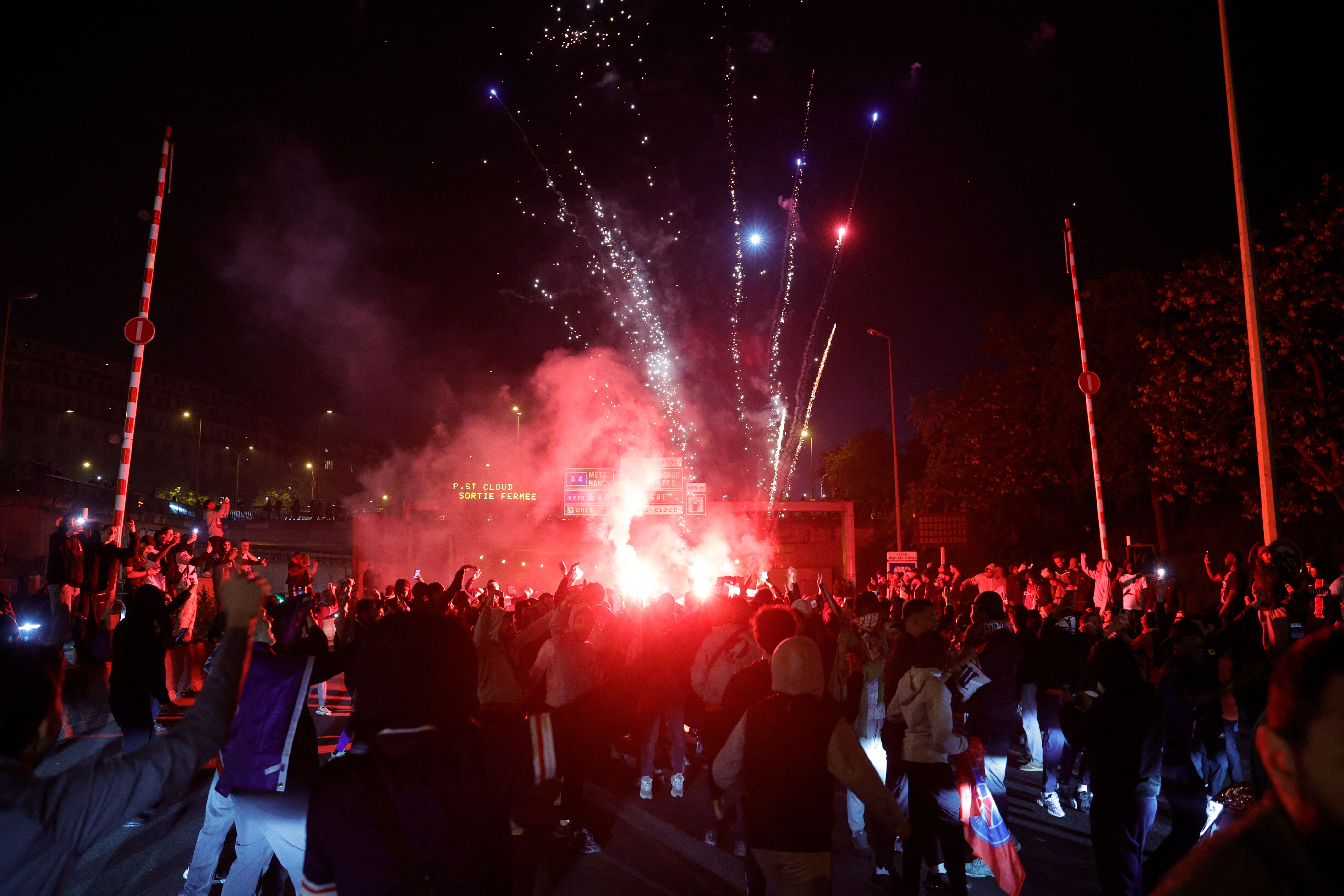 Şampiyonlar Ligi final kutlamalarına gölge düştü! PSG taraftarlarından taşkınlık Şampiyonlar Ligi final kutlamalarına gölge düştü! PSG taraftarlarından taşkınlık - 3. Resim